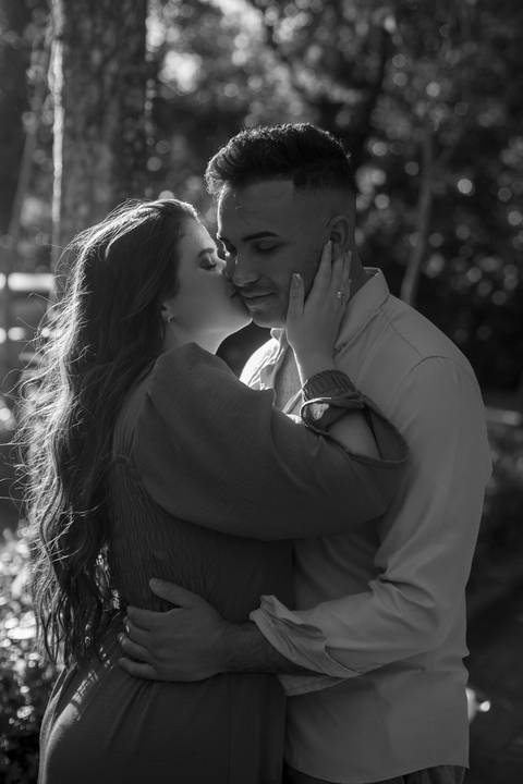 As melhores ideias e inspirações criativas de fotos de ensaio pré casamento registradas por fotógrafos profissionais de eventos da empresa Criativus Foto e Vídeo na Praia das Conchas, Guarujá '