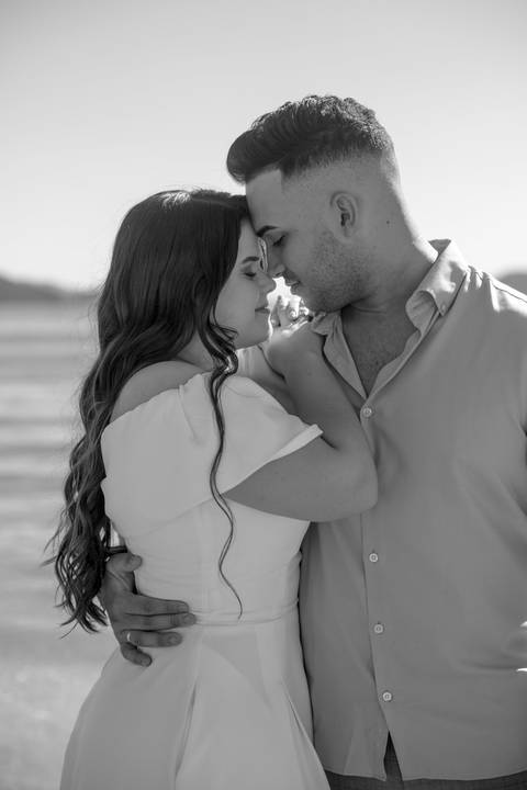 As melhores ideias e inspirações criativas de fotos de ensaio pré casamento registradas por fotógrafos profissionais de eventos da empresa Criativus Foto e Vídeo na Praia das Conchas, Guarujá '