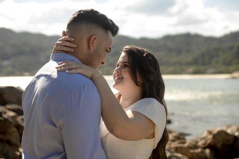 As melhores ideias e inspirações criativas de fotos de ensaio pré casamento registradas por fotógrafos profissionais de eventos da empresa Criativus Foto e Vídeo na Praia das Conchas, Guarujá '