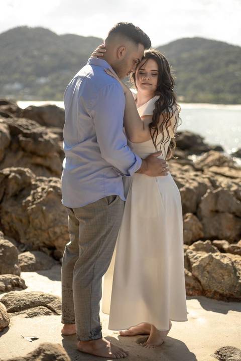 As melhores ideias e inspirações criativas de fotos de ensaio pré casamento registradas por fotógrafos profissionais de eventos da empresa Criativus Foto e Vídeo na Praia das Conchas, Guarujá '