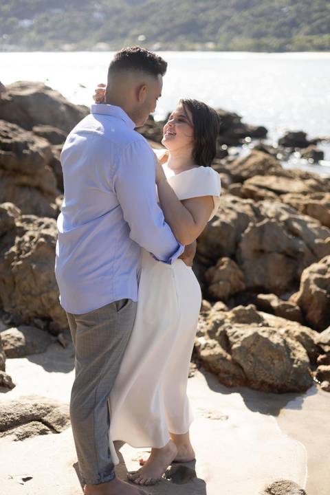 As melhores ideias e inspirações criativas de fotos de ensaio pré casamento registradas por fotógrafos profissionais de eventos da empresa Criativus Foto e Vídeo na Praia das Conchas, Guarujá '