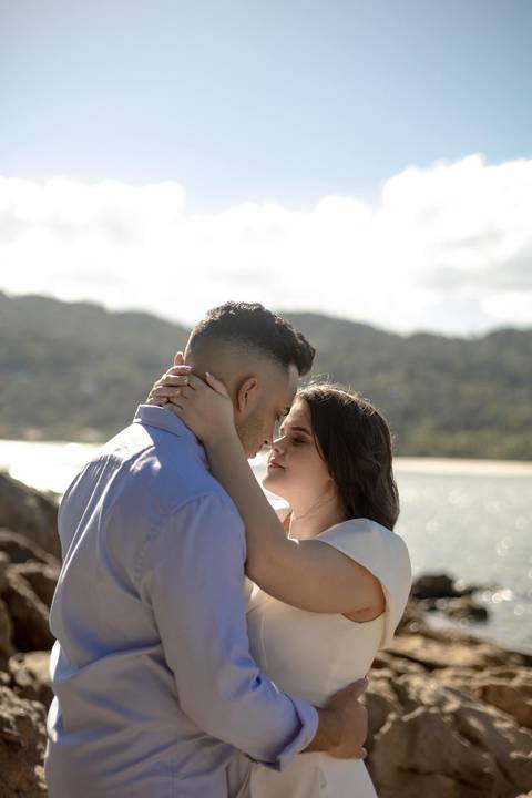 As melhores ideias e inspirações criativas de fotos de ensaio pré casamento registradas por fotógrafos profissionais de eventos da empresa Criativus Foto e Vídeo na Praia das Conchas, Guarujá '