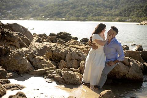 As melhores ideias e inspirações criativas de fotos de ensaio pré casamento registradas por fotógrafos profissionais de eventos da empresa Criativus Foto e Vídeo na Praia das Conchas, Guarujá '