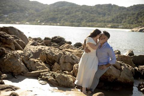 As melhores ideias e inspirações criativas de fotos de ensaio pré casamento registradas por fotógrafos profissionais de eventos da empresa Criativus Foto e Vídeo na Praia das Conchas, Guarujá '