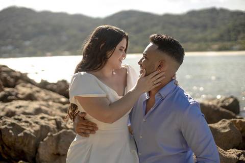 As melhores ideias e inspirações criativas de fotos de ensaio pré casamento registradas por fotógrafos profissionais de eventos da empresa Criativus Foto e Vídeo na Praia das Conchas, Guarujá '