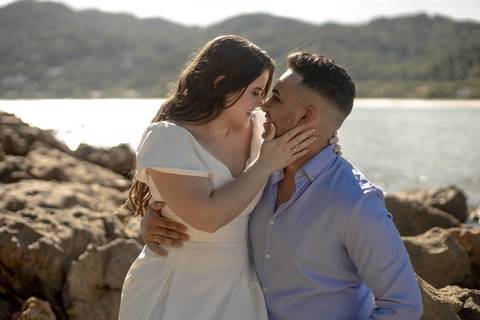 As melhores ideias e inspirações criativas de fotos de ensaio pré casamento registradas por fotógrafos profissionais de eventos da empresa Criativus Foto e Vídeo na Praia das Conchas, Guarujá '