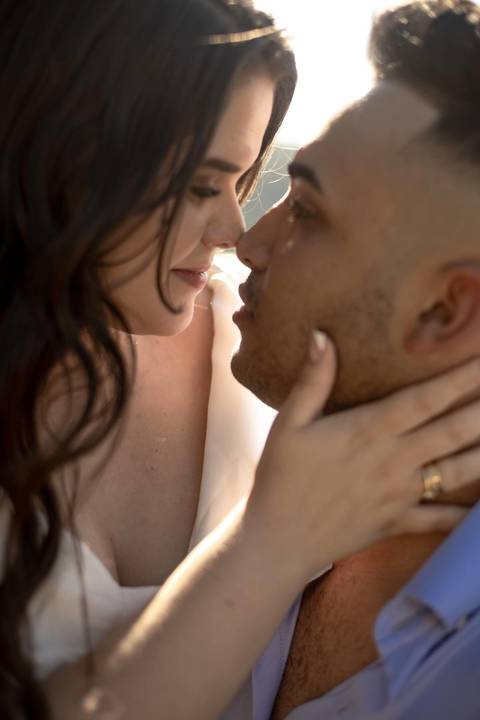 As melhores ideias e inspirações criativas de fotos de ensaio pré casamento registradas por fotógrafos profissionais de eventos da empresa Criativus Foto e Vídeo na Praia das Conchas, Guarujá '