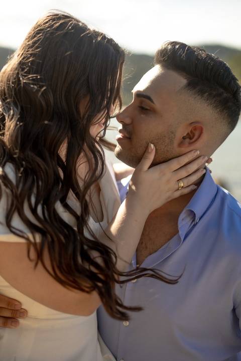 As melhores ideias e inspirações criativas de fotos de ensaio pré casamento registradas por fotógrafos profissionais de eventos da empresa Criativus Foto e Vídeo na Praia das Conchas, Guarujá '