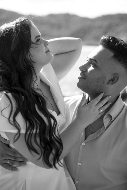 As melhores ideias e inspirações criativas de fotos de ensaio pré casamento registradas por fotógrafos profissionais de eventos da empresa Criativus Foto e Vídeo na Praia das Conchas, Guarujá '