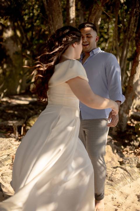 As melhores ideias e inspirações criativas de fotos de ensaio pré casamento registradas por fotógrafos profissionais de eventos da empresa Criativus Foto e Vídeo na Praia das Conchas, Guarujá '