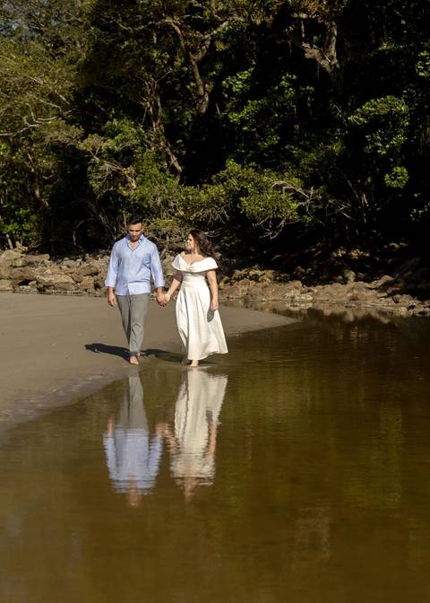 As melhores ideias e inspirações criativas de fotos de ensaio pré casamento registradas por fotógrafos profissionais de eventos da empresa Criativus Foto e Vídeo na Praia das Conchas, Guarujá '