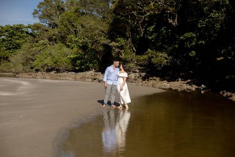 As melhores ideias e inspirações criativas de fotos de ensaio pré casamento registradas por fotógrafos profissionais de eventos da empresa Criativus Foto e Vídeo na Praia das Conchas, Guarujá '