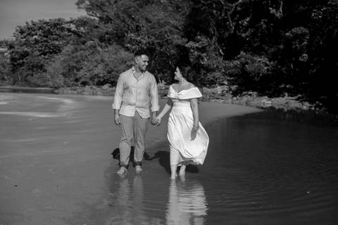As melhores ideias e inspirações criativas de fotos de ensaio pré casamento registradas por fotógrafos profissionais de eventos da empresa Criativus Foto e Vídeo na Praia das Conchas, Guarujá '