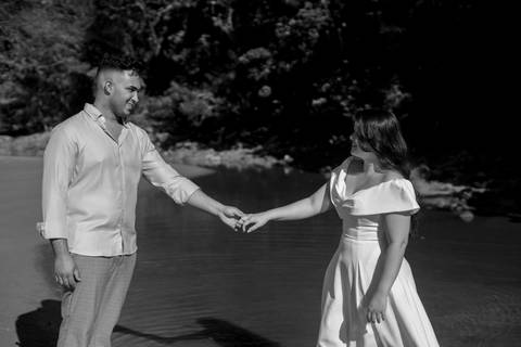 As melhores ideias e inspirações criativas de fotos de ensaio pré casamento registradas por fotógrafos profissionais de eventos da empresa Criativus Foto e Vídeo na Praia das Conchas, Guarujá '