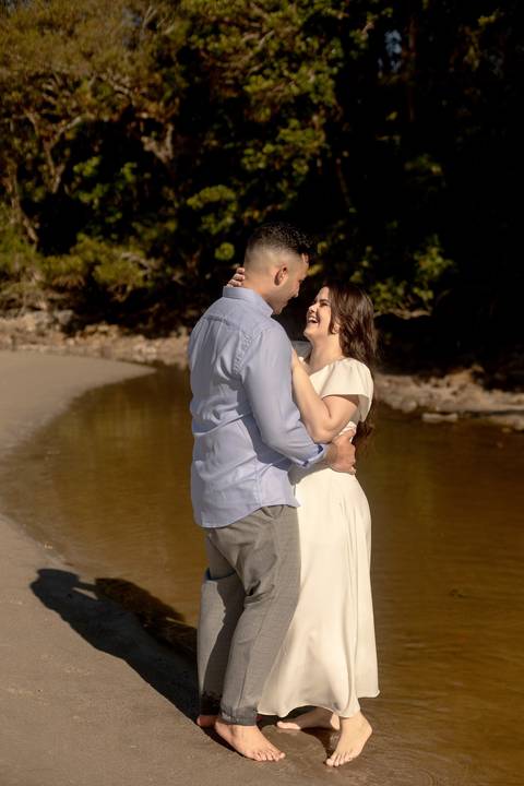 As melhores ideias e inspirações criativas de fotos de ensaio pré casamento registradas por fotógrafos profissionais de eventos da empresa Criativus Foto e Vídeo na Praia das Conchas, Guarujá '