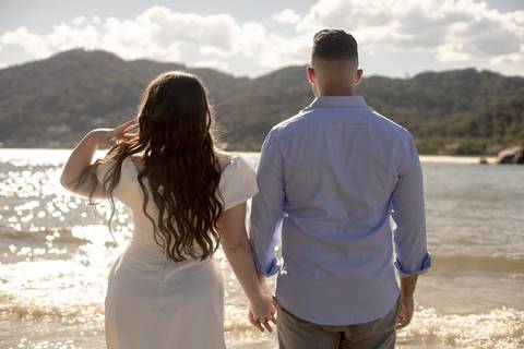 As melhores ideias e inspirações criativas de fotos de ensaio pré casamento registradas por fotógrafos profissionais de eventos da empresa Criativus Foto e Vídeo na Praia das Conchas, Guarujá '