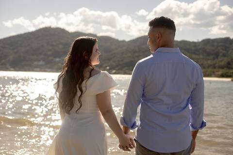 As melhores ideias e inspirações criativas de fotos de ensaio pré casamento registradas por fotógrafos profissionais de eventos da empresa Criativus Foto e Vídeo na Praia das Conchas, Guarujá '
