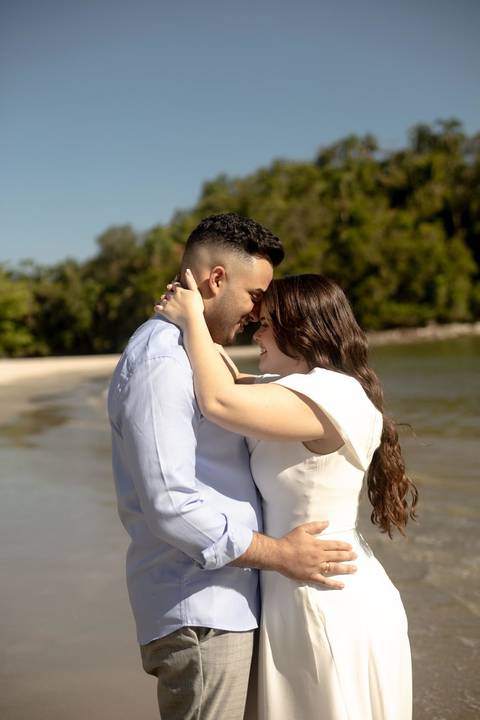 As melhores ideias e inspirações criativas de fotos de ensaio pré casamento registradas por fotógrafos profissionais de eventos da empresa Criativus Foto e Vídeo na Praia das Conchas, Guarujá '