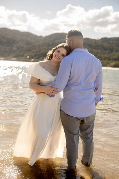 As melhores ideias e inspirações criativas de fotos de ensaio pré casamento registradas por fotógrafos profissionais de eventos da empresa Criativus Foto e Vídeo na Praia das Conchas, Guarujá '