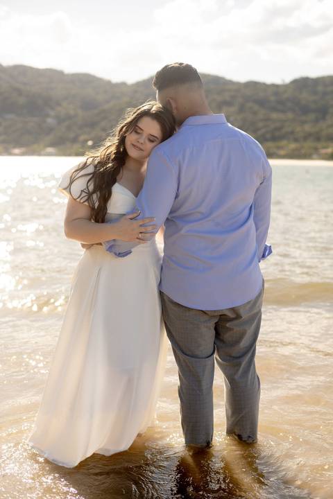As melhores ideias e inspirações criativas de fotos de ensaio pré casamento registradas por fotógrafos profissionais de eventos da empresa Criativus Foto e Vídeo na Praia das Conchas, Guarujá '