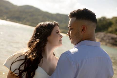 As melhores ideias e inspirações criativas de fotos de ensaio pré casamento registradas por fotógrafos profissionais de eventos da empresa Criativus Foto e Vídeo na Praia das Conchas, Guarujá '