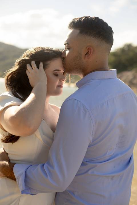As melhores ideias e inspirações criativas de fotos de ensaio pré casamento registradas por fotógrafos profissionais de eventos da empresa Criativus Foto e Vídeo na Praia das Conchas, Guarujá '