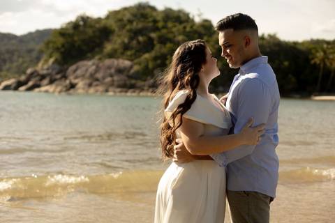 As melhores ideias e inspirações criativas de fotos de ensaio pré casamento registradas por fotógrafos profissionais de eventos da empresa Criativus Foto e Vídeo na Praia das Conchas, Guarujá '