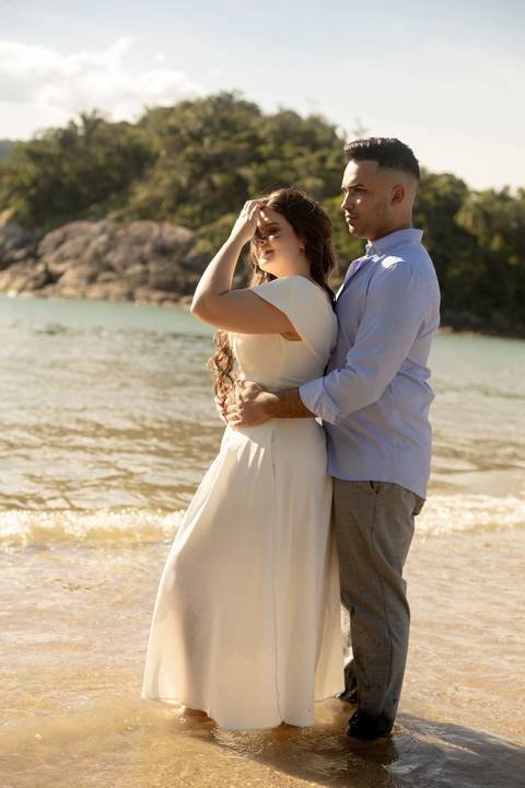 As melhores ideias e inspirações criativas de fotos de ensaio pré casamento registradas por fotógrafos profissionais de eventos da empresa Criativus Foto e Vídeo na Praia das Conchas, Guarujá '