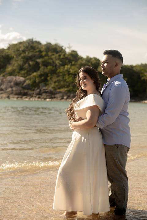 As melhores ideias e inspirações criativas de fotos de ensaio pré casamento registradas por fotógrafos profissionais de eventos da empresa Criativus Foto e Vídeo na Praia das Conchas, Guarujá '
