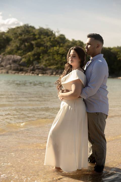 As melhores ideias e inspirações criativas de fotos de ensaio pré casamento registradas por fotógrafos profissionais de eventos da empresa Criativus Foto e Vídeo na Praia das Conchas, Guarujá '