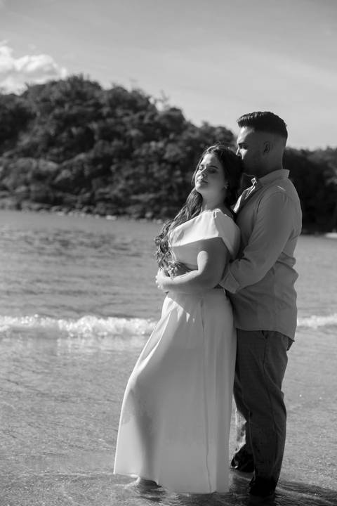 As melhores ideias e inspirações criativas de fotos de ensaio pré casamento registradas por fotógrafos profissionais de eventos da empresa Criativus Foto e Vídeo na Praia das Conchas, Guarujá '