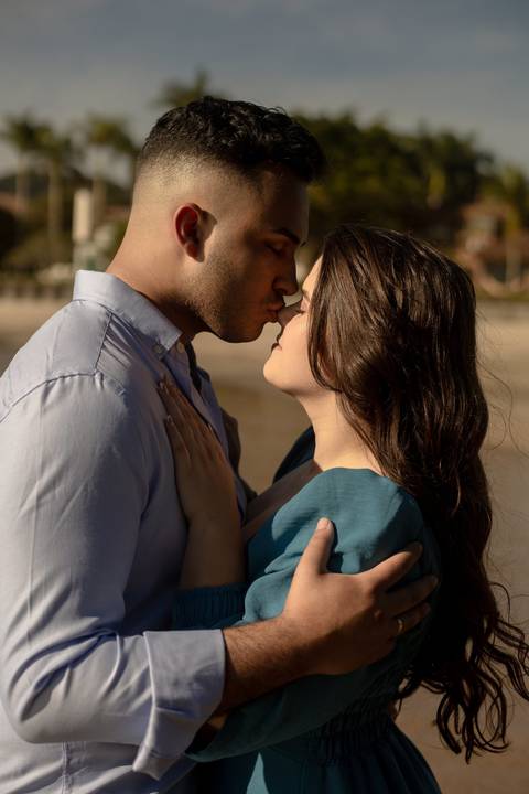 As melhores ideias e inspirações criativas de fotos de ensaio pré casamento registradas por fotógrafos profissionais de eventos da empresa Criativus Foto e Vídeo na Praia das Conchas, Guarujá '