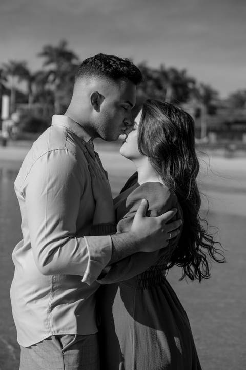 As melhores ideias e inspirações criativas de fotos de ensaio pré casamento registradas por fotógrafos profissionais de eventos da empresa Criativus Foto e Vídeo na Praia das Conchas, Guarujá '