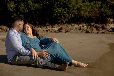 As melhores ideias e inspirações criativas de fotos de ensaio pré casamento registradas por fotógrafos profissionais de eventos da empresa Criativus Foto e Vídeo na Praia das Conchas, Guarujá '