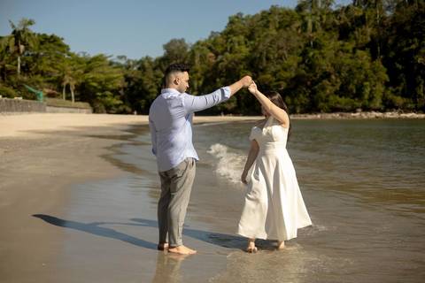 As melhores ideias e inspirações criativas de fotos de ensaio pré casamento registradas por fotógrafos profissionais de eventos da empresa Criativus Foto e Vídeo na Praia das Conchas, Guarujá '