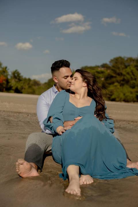 As melhores ideias e inspirações criativas de fotos de ensaio pré casamento registradas por fotógrafos profissionais de eventos da empresa Criativus Foto e Vídeo na Praia das Conchas, Guarujá '