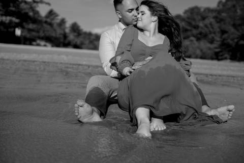 As melhores ideias e inspirações criativas de fotos de ensaio pré casamento registradas por fotógrafos profissionais de eventos da empresa Criativus Foto e Vídeo na Praia das Conchas, Guarujá '