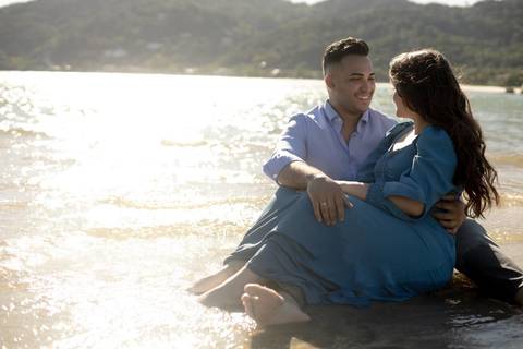 As melhores ideias e inspirações criativas de fotos de ensaio pré casamento registradas por fotógrafos profissionais de eventos da empresa Criativus Foto e Vídeo na Praia das Conchas, Guarujá '