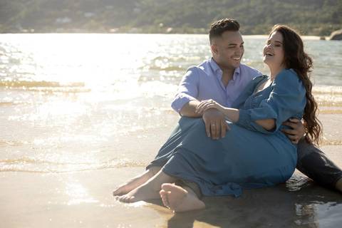 As melhores ideias e inspirações criativas de fotos de ensaio pré casamento registradas por fotógrafos profissionais de eventos da empresa Criativus Foto e Vídeo na Praia das Conchas, Guarujá '