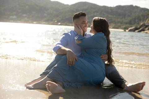 As melhores ideias e inspirações criativas de fotos de ensaio pré casamento registradas por fotógrafos profissionais de eventos da empresa Criativus Foto e Vídeo na Praia das Conchas, Guarujá '