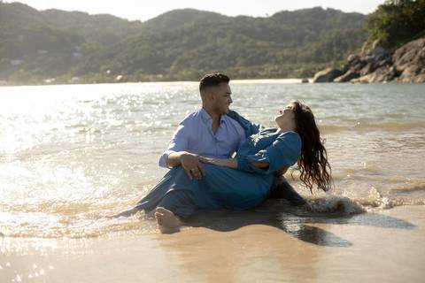 As melhores ideias e inspirações criativas de fotos de ensaio pré casamento registradas por fotógrafos profissionais de eventos da empresa Criativus Foto e Vídeo na Praia das Conchas, Guarujá '