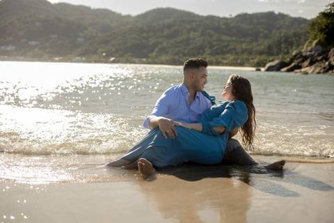As melhores ideias e inspirações criativas de fotos de ensaio pré casamento registradas por fotógrafos profissionais de eventos da empresa Criativus Foto e Vídeo na Praia das Conchas, Guarujá '