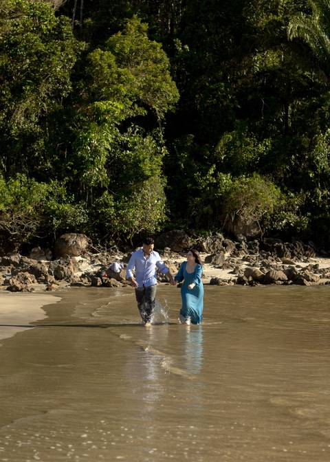 As melhores ideias e inspirações criativas de fotos de ensaio pré casamento registradas por fotógrafos profissionais de eventos da empresa Criativus Foto e Vídeo na Praia das Conchas, Guarujá '
