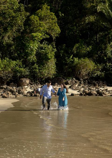 As melhores ideias e inspirações criativas de fotos de ensaio pré casamento registradas por fotógrafos profissionais de eventos da empresa Criativus Foto e Vídeo na Praia das Conchas, Guarujá '