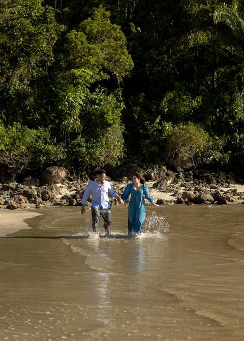 As melhores ideias e inspirações criativas de fotos de ensaio pré casamento registradas por fotógrafos profissionais de eventos da empresa Criativus Foto e Vídeo na Praia das Conchas, Guarujá '