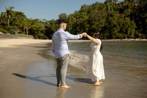 As melhores ideias e inspirações criativas de fotos de ensaio pré casamento registradas por fotógrafos profissionais de eventos da empresa Criativus Foto e Vídeo na Praia das Conchas, Guarujá '