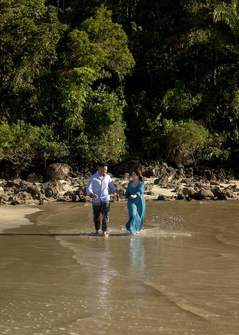 As melhores ideias e inspirações criativas de fotos de ensaio pré casamento registradas por fotógrafos profissionais de eventos da empresa Criativus Foto e Vídeo na Praia das Conchas, Guarujá '