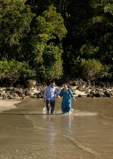 As melhores ideias e inspirações criativas de fotos de ensaio pré casamento registradas por fotógrafos profissionais de eventos da empresa Criativus Foto e Vídeo na Praia das Conchas, Guarujá '
