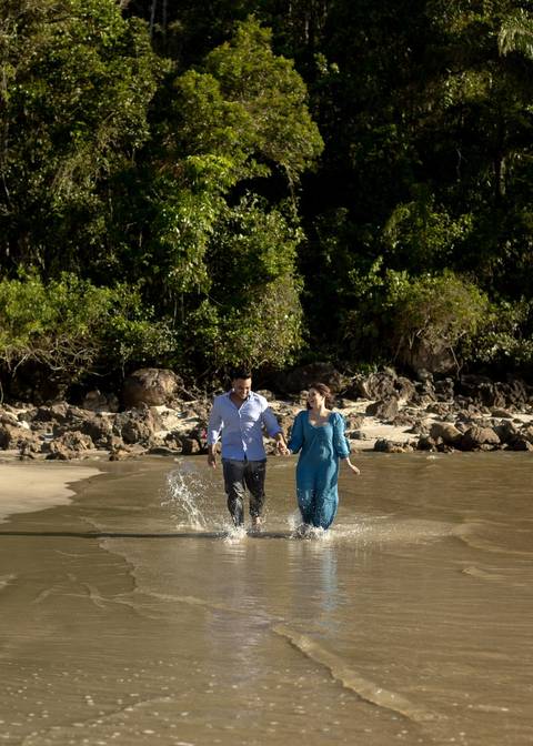 As melhores ideias e inspirações criativas de fotos de ensaio pré casamento registradas por fotógrafos profissionais de eventos da empresa Criativus Foto e Vídeo na Praia das Conchas, Guarujá '
