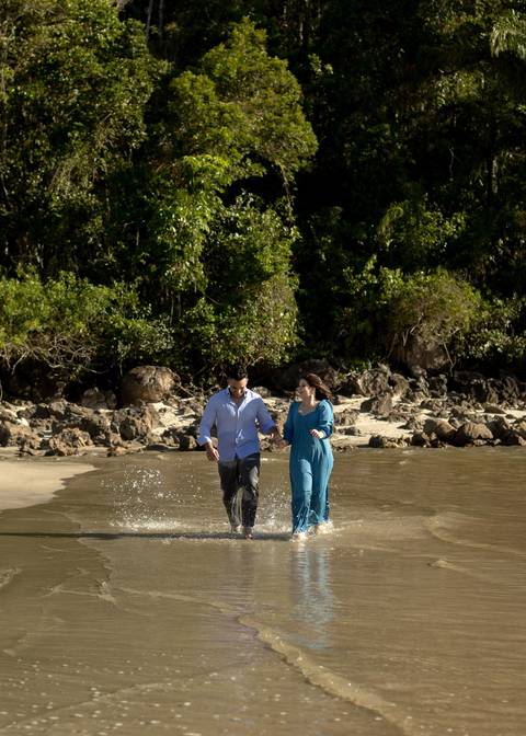 As melhores ideias e inspirações criativas de fotos de ensaio pré casamento registradas por fotógrafos profissionais de eventos da empresa Criativus Foto e Vídeo na Praia das Conchas, Guarujá '
